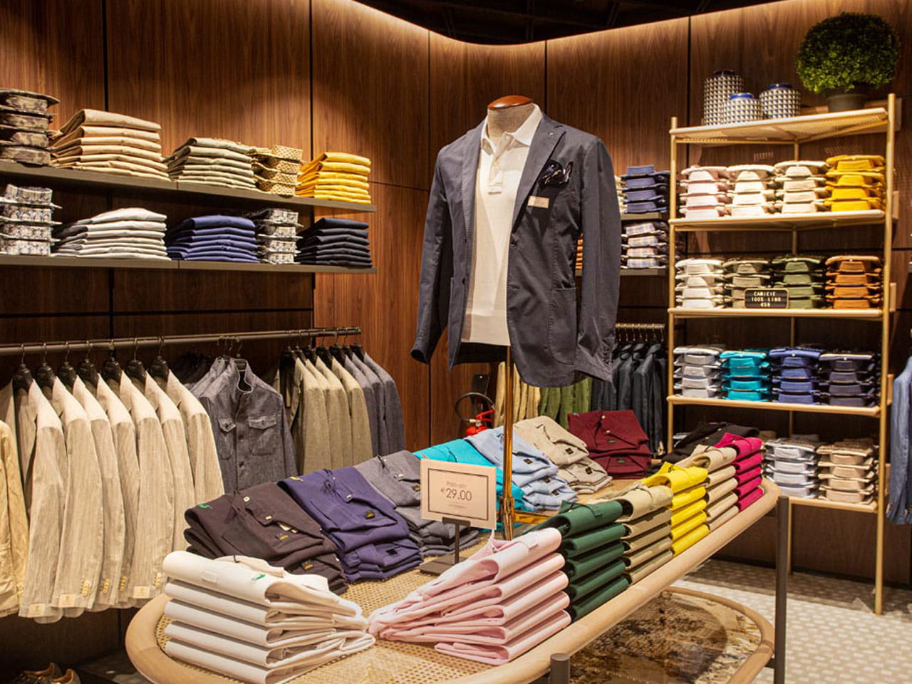 Prenda colgada en una tienda minorista